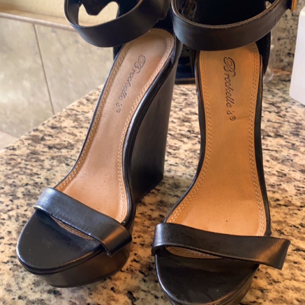 Black wedges